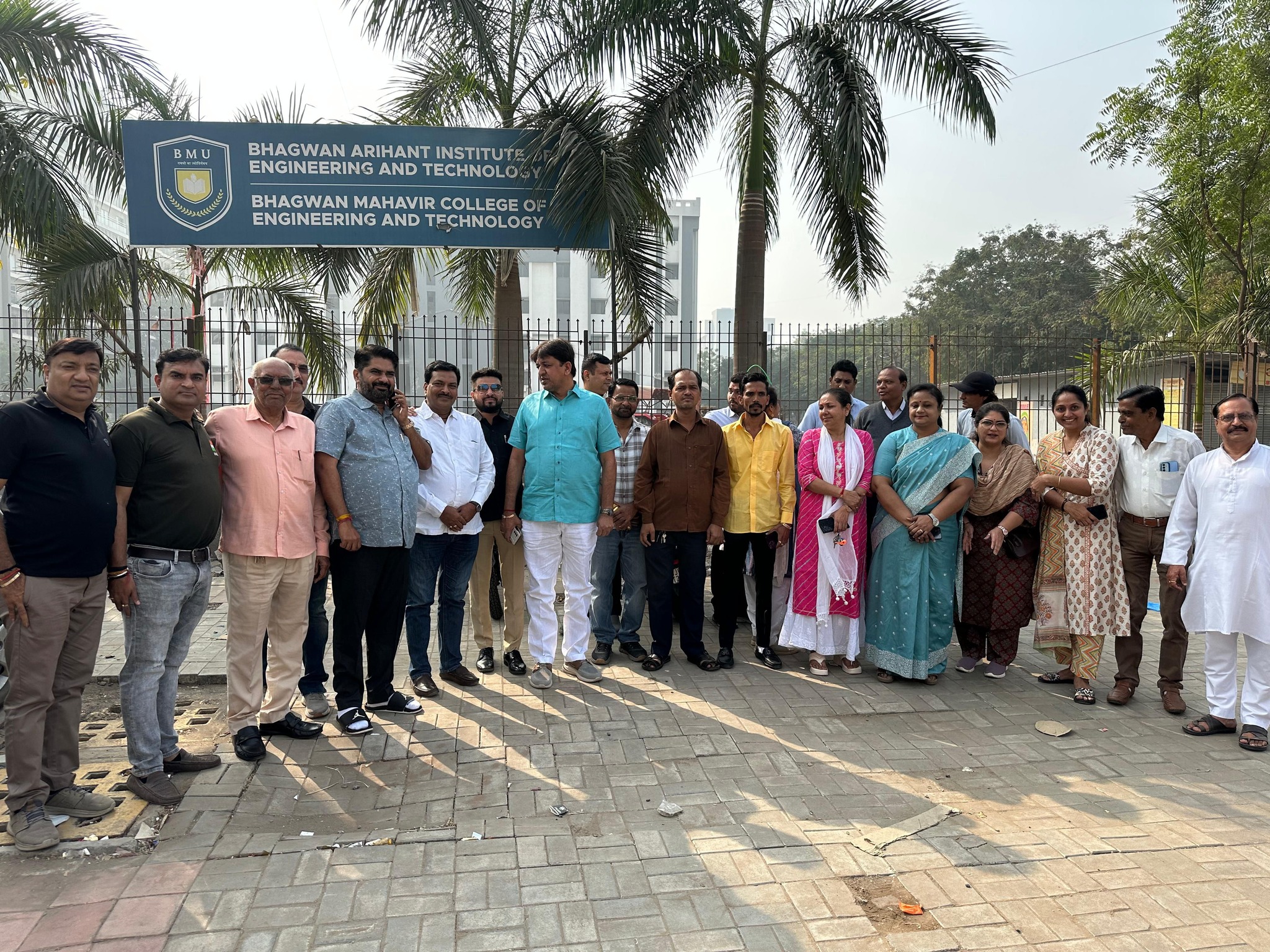 તા.૧૫-૦૧-૨૦૨૫ ના રોજ ભારતના કેન્દ્રીય જળ ઊર્જા મંત્રી અને ગુજરાત પ્રદેશ ભાજપ અધ્યક્ષ આદરણીય શ્રી સી.આર. પાટીલ સાહેબના માર્ગદર્શન હેઠળ દક્ષિણ પશ્ચિમ (આઠ) ઝોન વિસ્તાર રૂ. ૬૫,૦૪,૦૦૦ (અંકે પાંચ કરોડ દસ લાખ આઠ હજાર રૂપિયા) ના ખર્ચે મંજૂર ) સંગિની સર્કલ જંકશન ભગવાન મહાવીર કોલેજના ખર્ચે ૪૫” ૧૦૦ મી. ટી.પી. રો ની પહોળાઈ અનુસાર રોડનું આયોજન અને નવી ડિઝાઈન મુજબ આજે સબ બેજ અને કાર્પેટીંગ દ્વારા પહોળું અને સ્ટ્રીંગીંગ કરવામાં આવ્યું હતું.